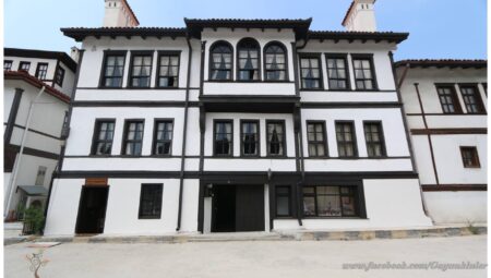 Bayındır Evi Kütüphanesi
